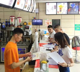 保障網(wǎng)絡(luò)餐飲服務(wù)食品安全，我們?cè)谛袆?dòng)
