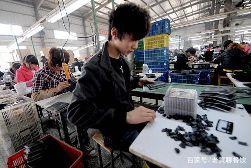 低學(xué)歷年輕人 餐廳服務(wù)員與流水線的抉擇，何者更優(yōu)？